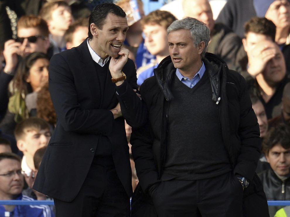 Poyet charla amistosamente con Mourinho