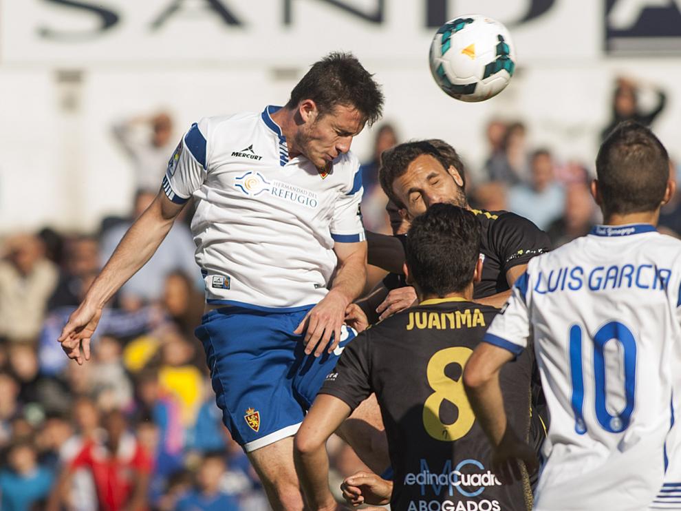 Henríquez remata un balón en el duelo contra el Jaén
