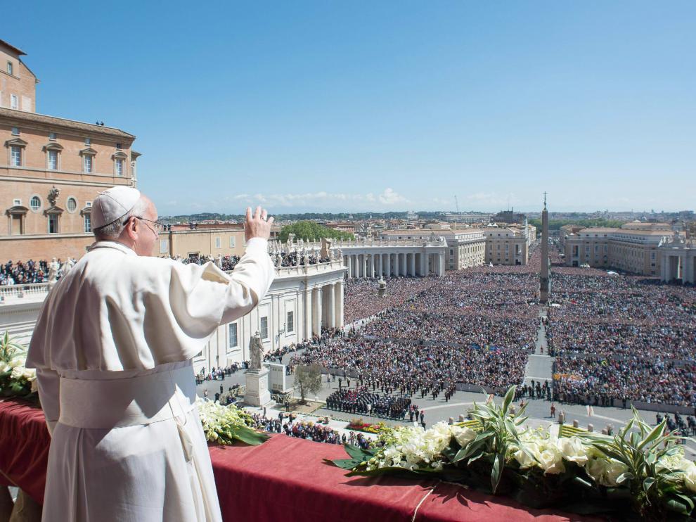 El Papa Francisco dando la bendición Urbi et orbi.