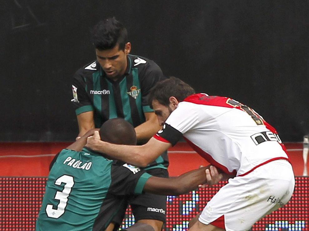 El centrocampista del Rayo Vallecano Roberto Trashorras (d) intenta consolar al defensa brasileño del Real Betis Paulão Santos.