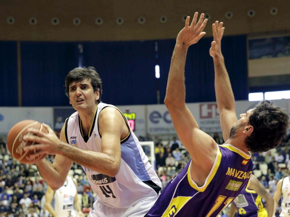 El pívot Río Natura Monbus Ricardo Guillén (i) intenta superar la defensa del ala-pívot del CB Valladolid Héctor Manzano.