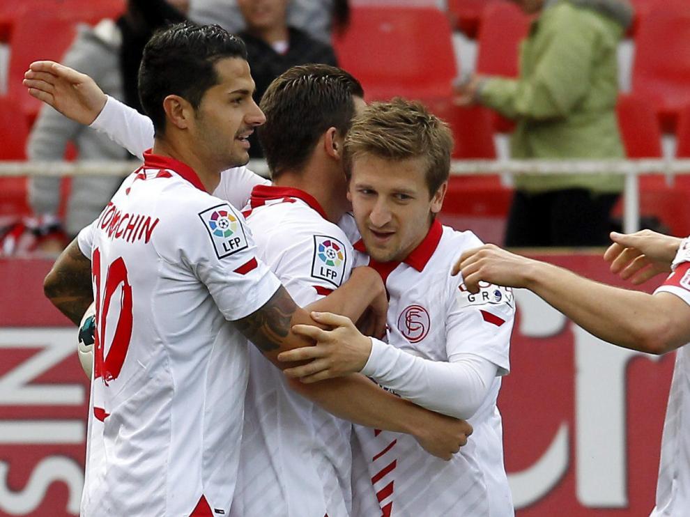 Los jugadores del Sevilla Víctor Machín "Vitolo" (i), el alemán Marko Marin (c) y el croata Ivan Rakitic (d), celebran el primer gol.