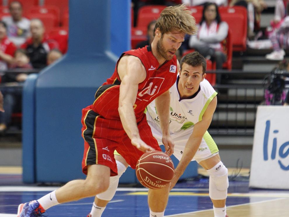 Steffanson, en pelea con Toolson