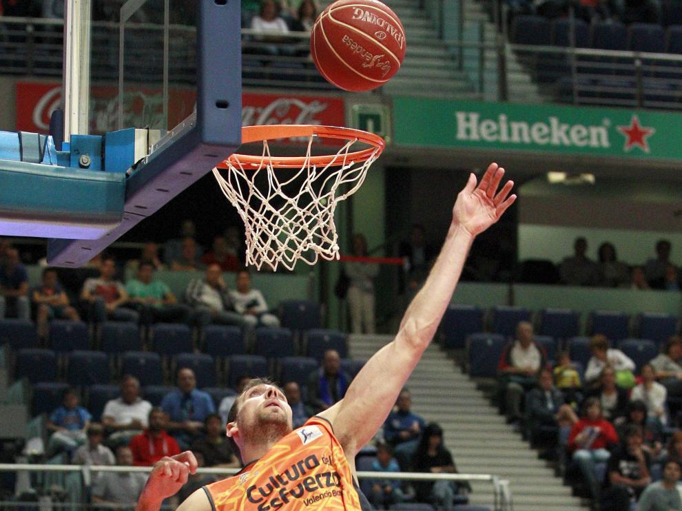 El ala-pívot croata del Tuenti Móvil Estudiantes Marko Banic (d) y el ala-pívot del Valencia Basket Pablo Aguilar.