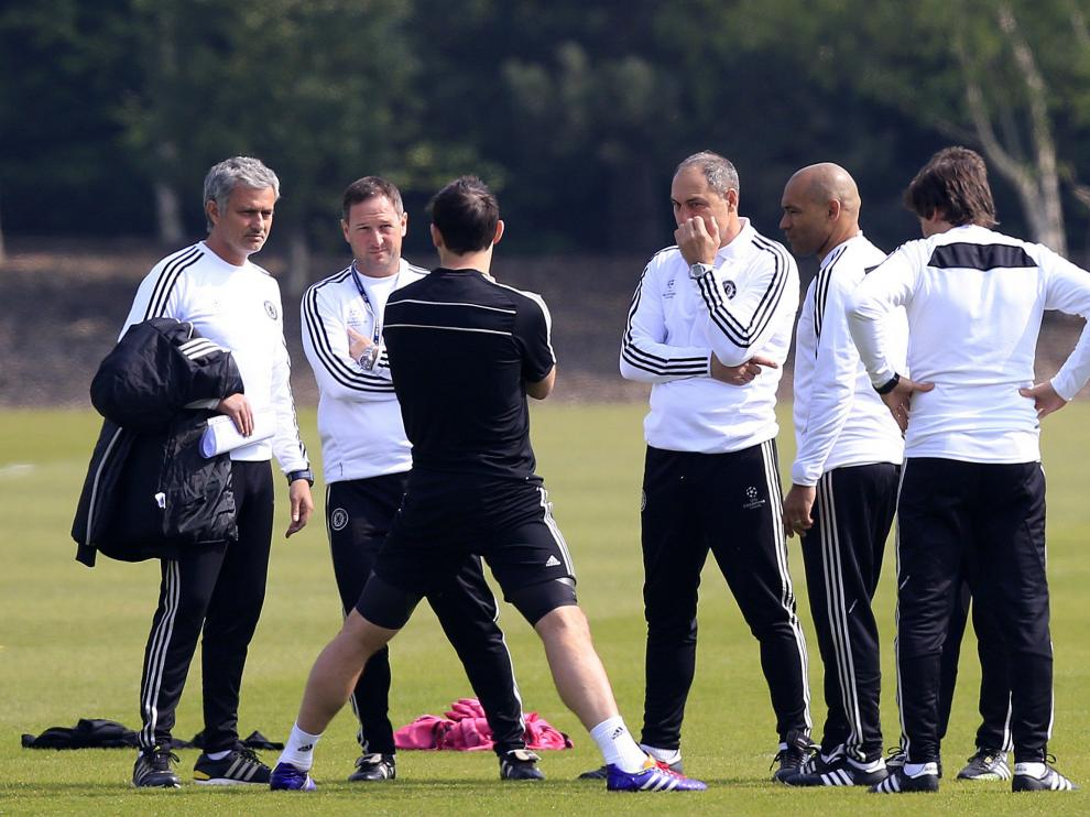 Los técnicos del Chelsea, durante un entrenamiento