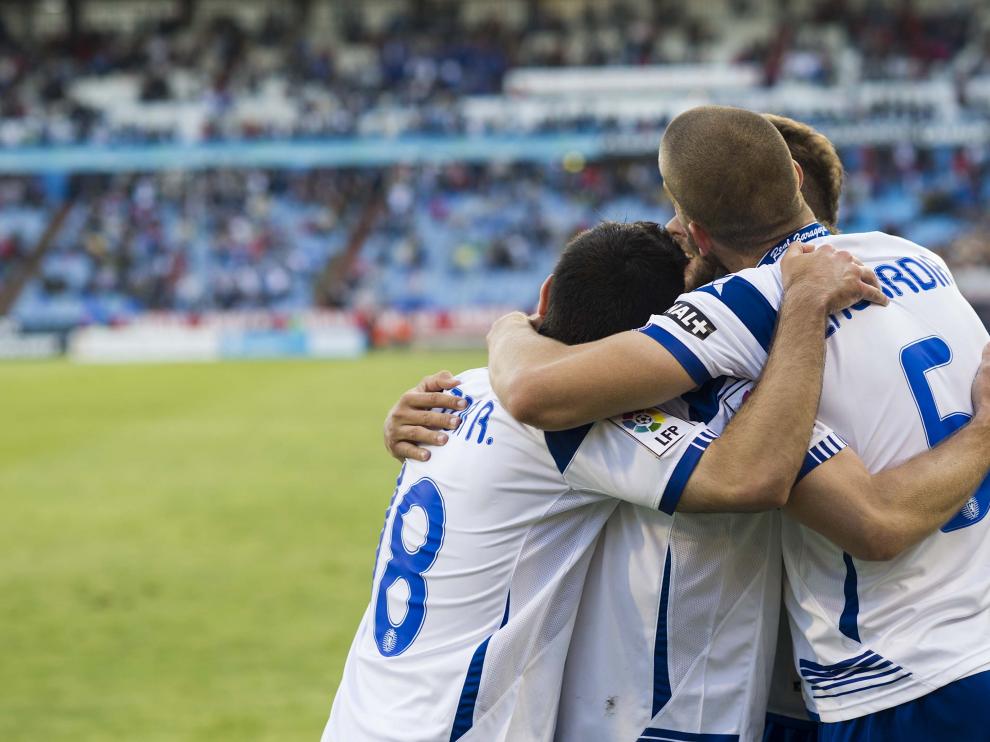 Los jugadores del Real Zaragoza celebran el gol con el Jaén