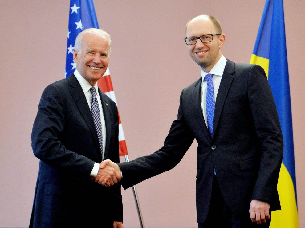 El primer ministro ucraniano, Arseni Yatseniuk, saluda a Joe Biden