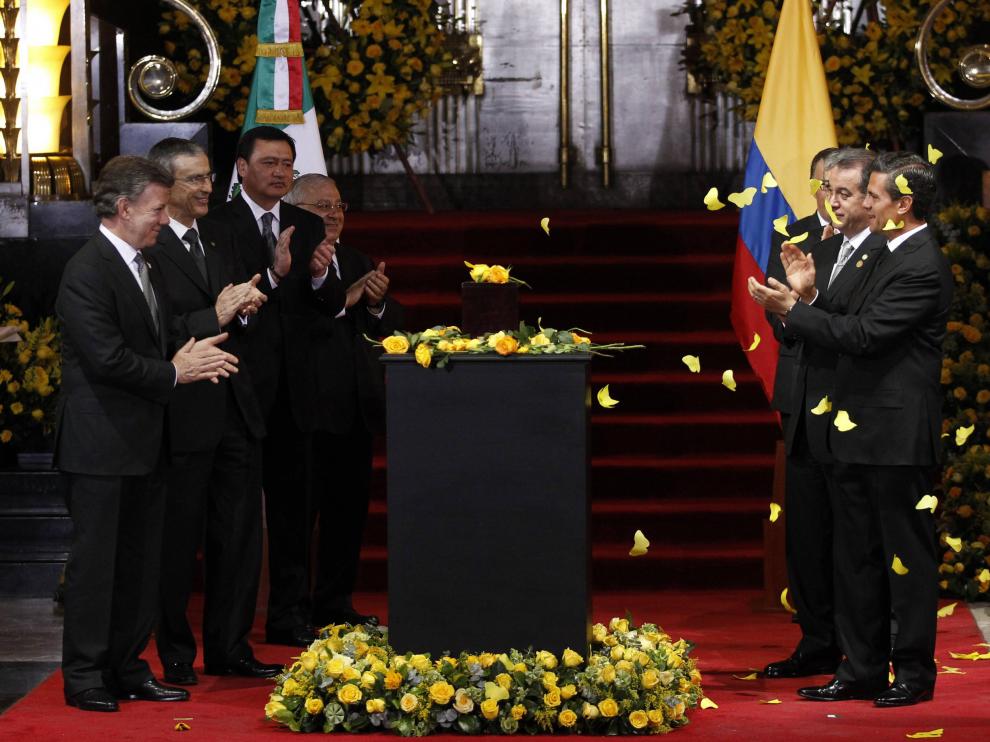 Los presidentes de Colombia y México, ante las cenizas del escritor