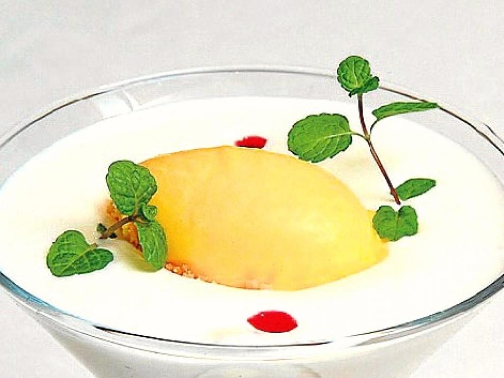 Mousse de Piña, cremoso de chocolate blanco y helado de mango y fruta de la pasión