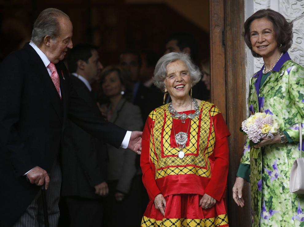 Poniatowska posa con los Reyes de España