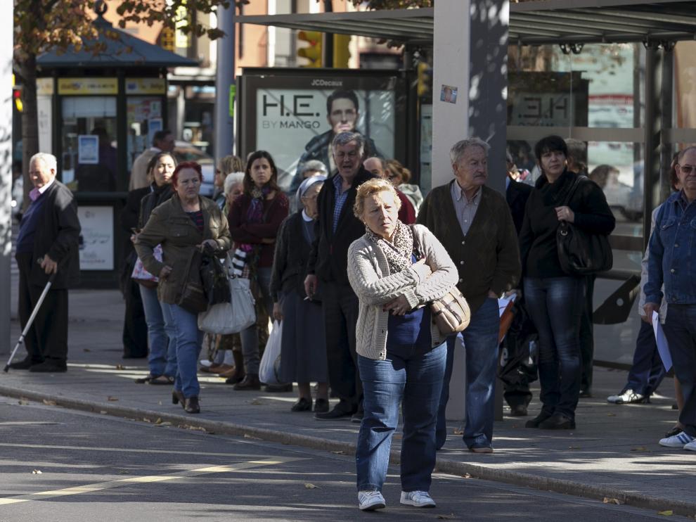Gente esperando al autobús durante la huelga de 2013