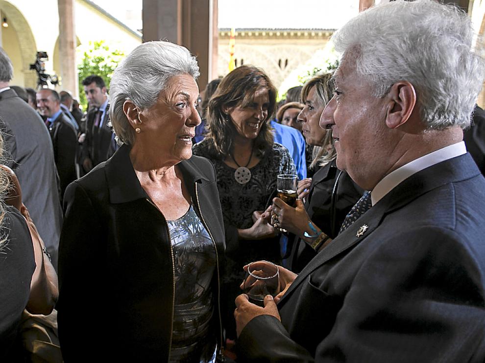 La presidenta del grupo hospitalario Quirón, Pilar Muro, con el Justicia de Aragón, Fernando García Vicente.