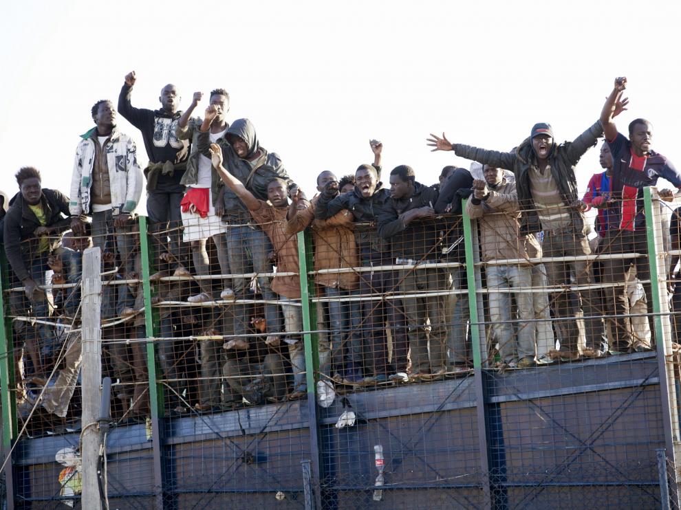 Inmigrantes intentando saltar la valla