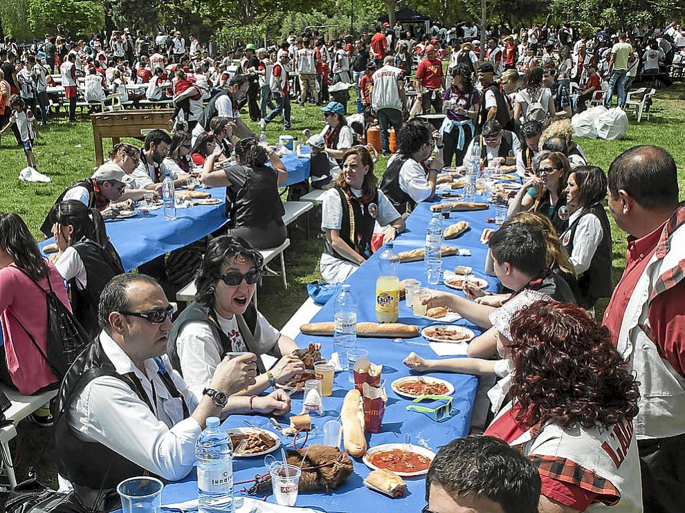 Los zaragozanos aprovechan el buen tiempo e inundan las calles del centro de la ciudad
