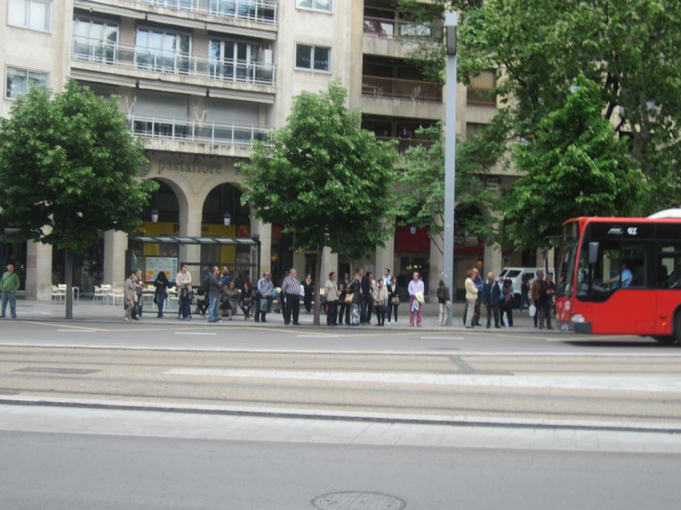 Colas de viajeros esperando en Independencia