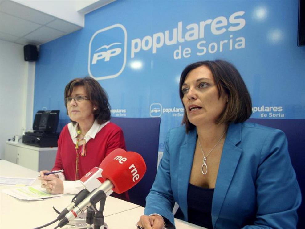 La consejera de Familia de la Junta de Castilla y León, Milagros Marcos (d), acompañada de la presidenta del Partido Popular de Soria, Marimar Angulo (i),