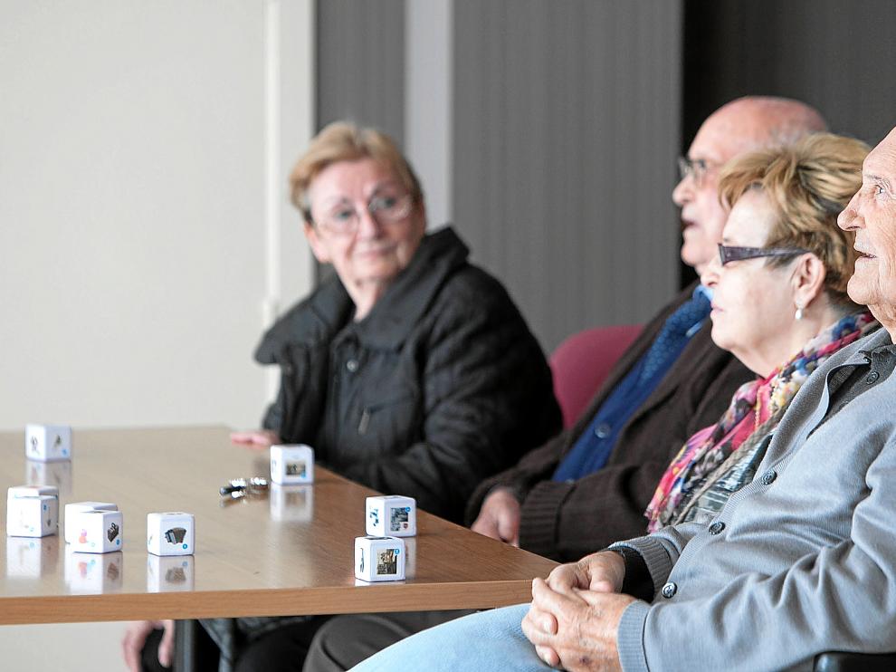 De izquierda a derecha, Luz Giner, Aurelio Rivas, Carmen Lázaro y Cecilio Soteras, durante su sesión del proyecto 'Cuéntame', en la residencia de Sanitas en Zaragoza