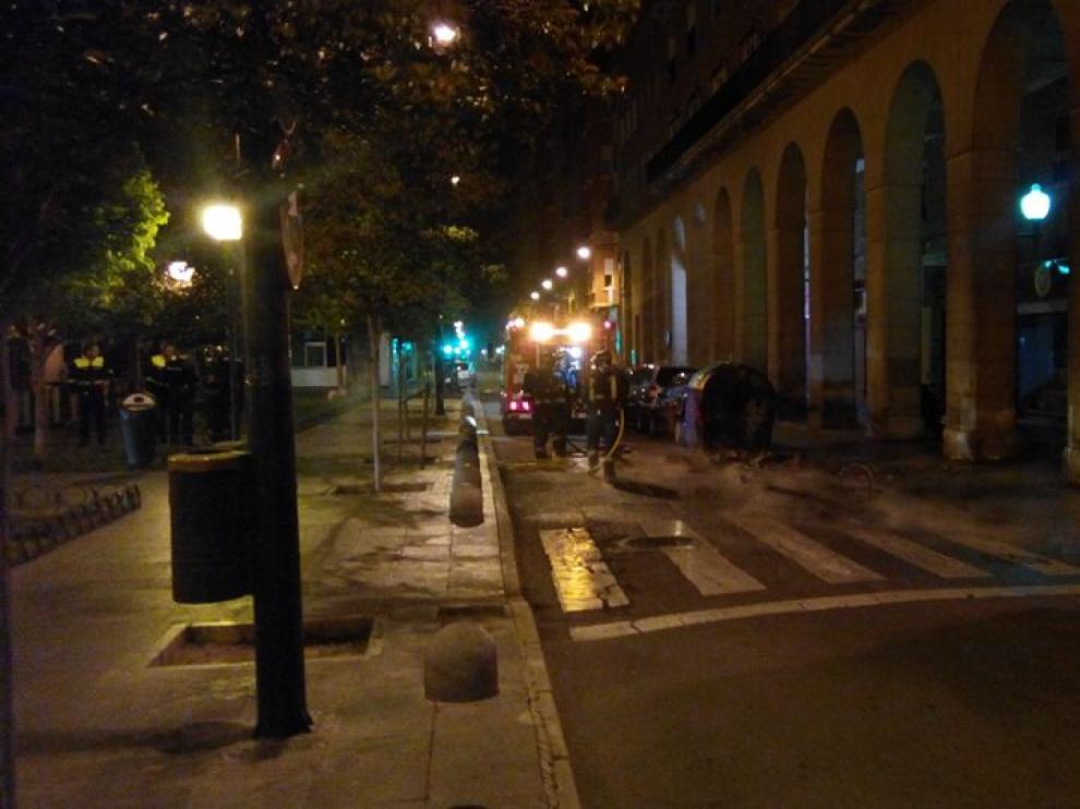 Los Bomberos trabajan en el incendio de la calle Latassa