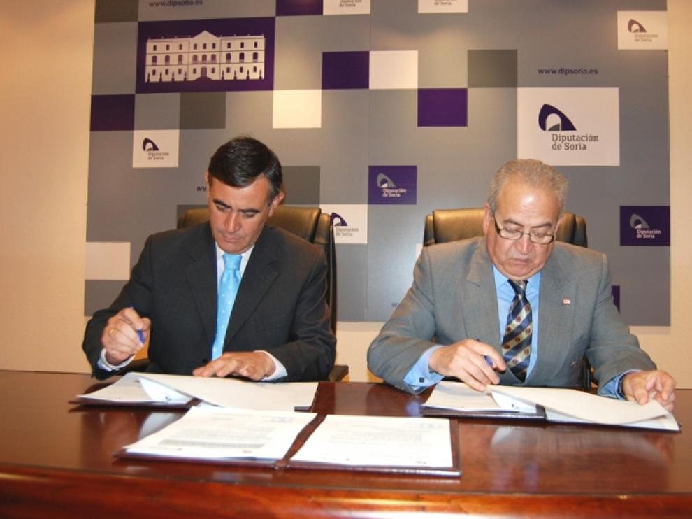 Antonio Pardo (i) y Modesto Fernández rubrican el convenio