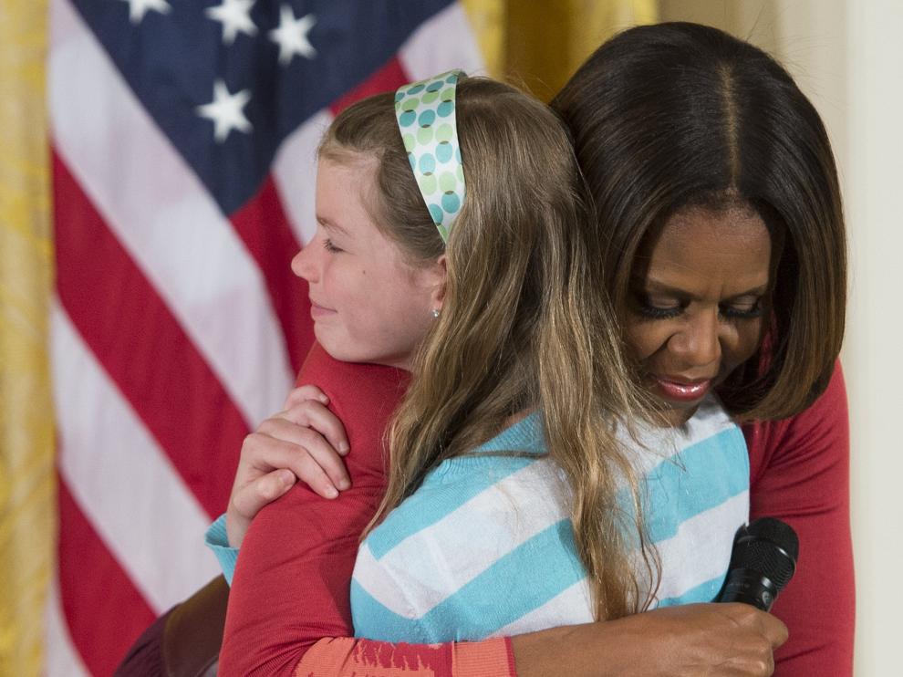 Michelle Obama abrazando a la niña
