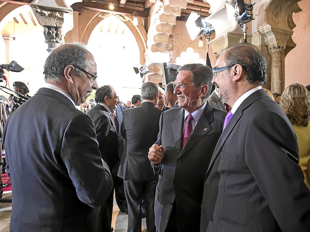 El líder socialista, Javier Lambán (dcha.), con el vicealde de Zaragoza, Fernando Gimeno, y José María Mur