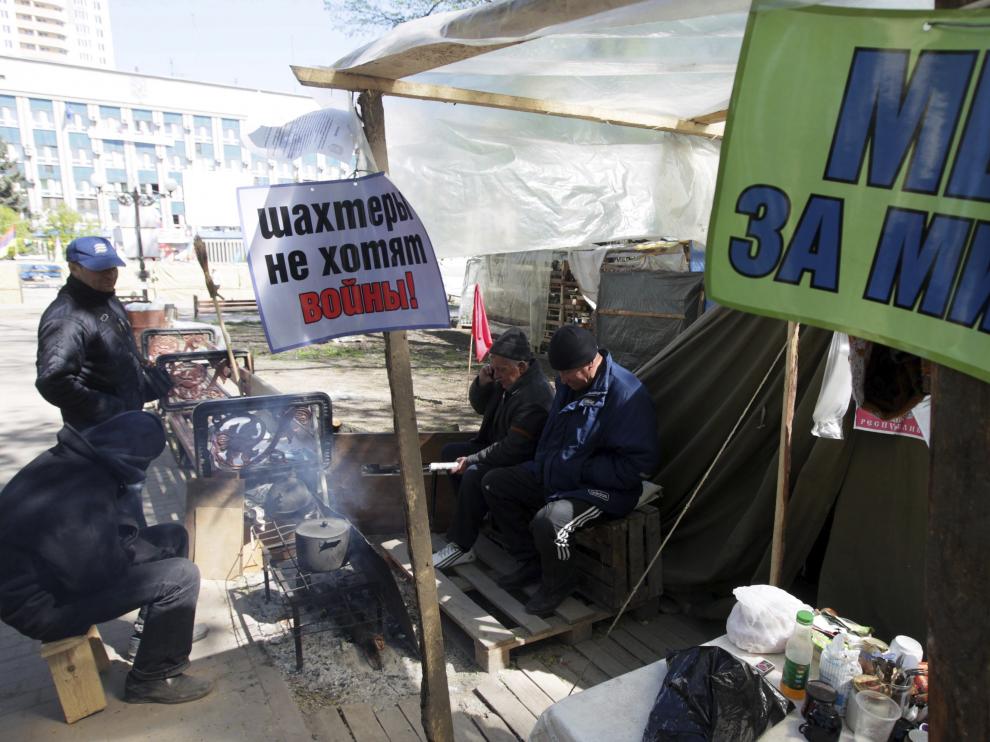 Activistas prorrusos se calientan en un campamento en Lugansk, en Ucrania