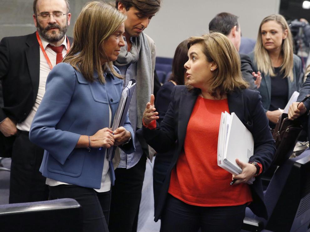 La vicepresidenta del Gobierno, Soraya Sáenz de Santamaría (d), y la ministra de Sanidad, Servicios Sociales e Igualdad, Ana Mato