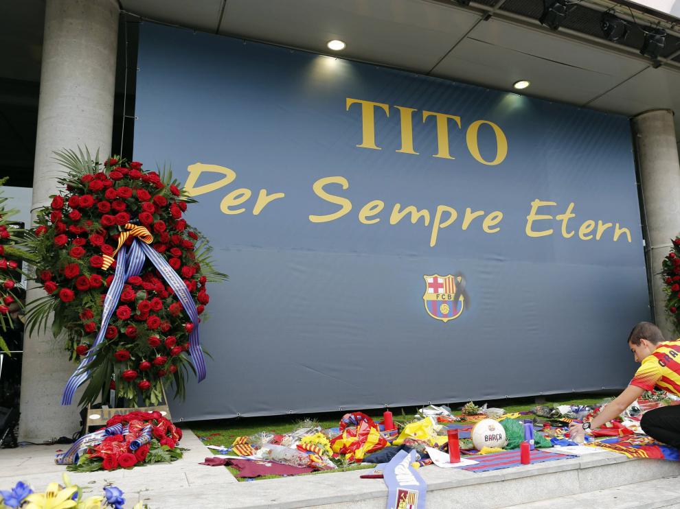 Un seguidor muestra su reconocimiento a Tito Vilanova