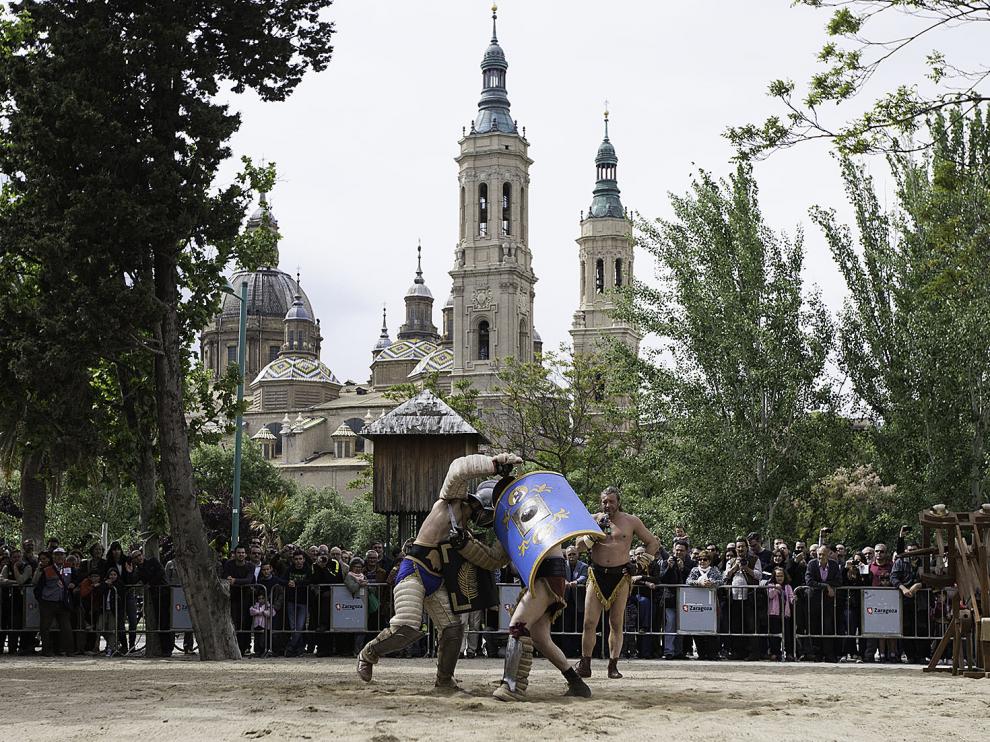 Dos gladiadores frente al pilar
