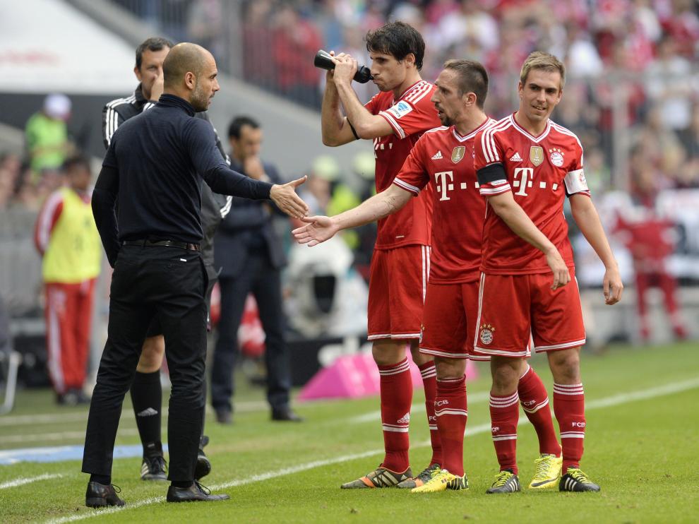 Ribery saluda a Guardiola tras uno de los goles del Bayern