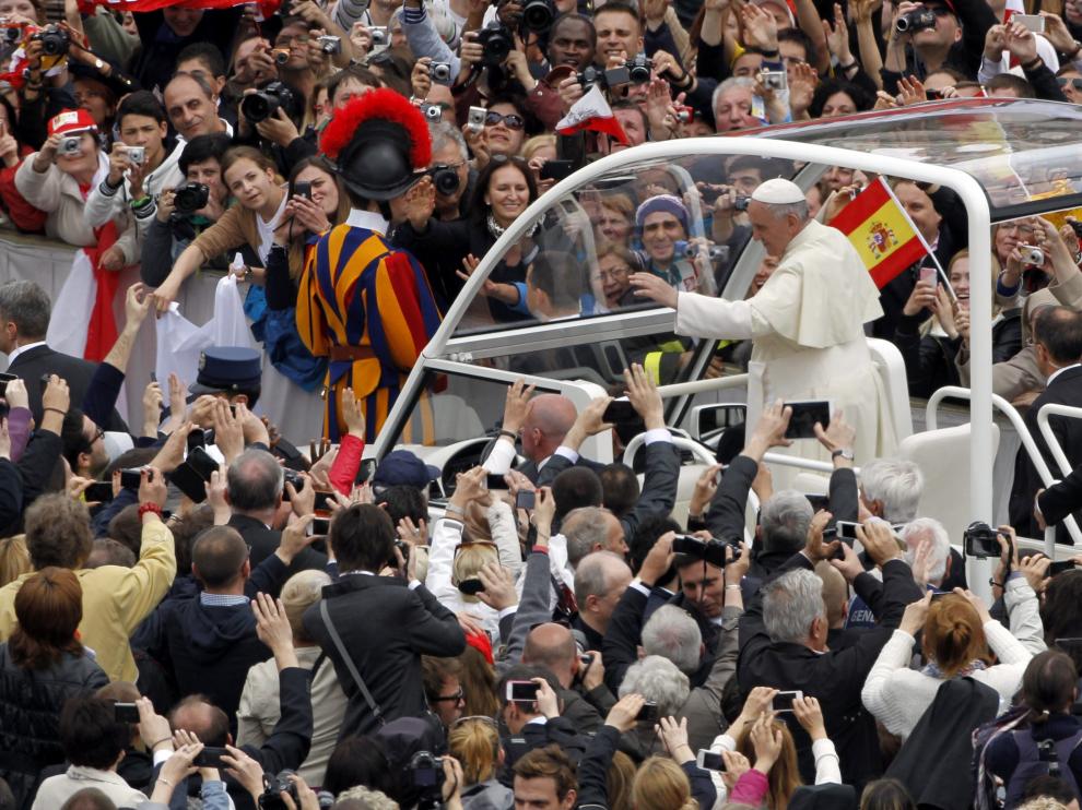 Francisco en el papamóvil, tras la misa de canonización