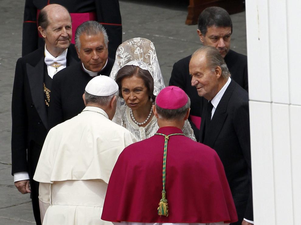 Los Reyes saludan a Francisco tras la ceremonia