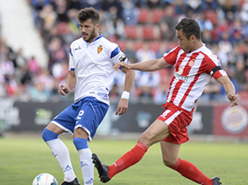 Cidoncha disputa un balón en Montilivi