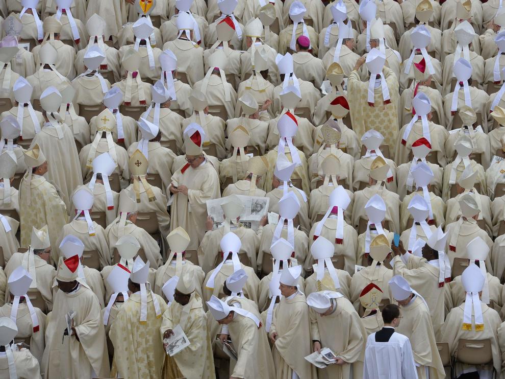 Obispos rezando en el Vaticano