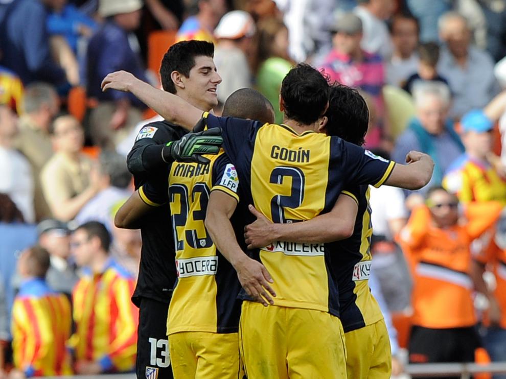 Los jugadores del Atlético celebran el gol