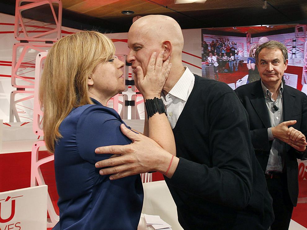 Elena Valenciano saluda al secretario de Movimientos Sociales, Pedro Zerolo