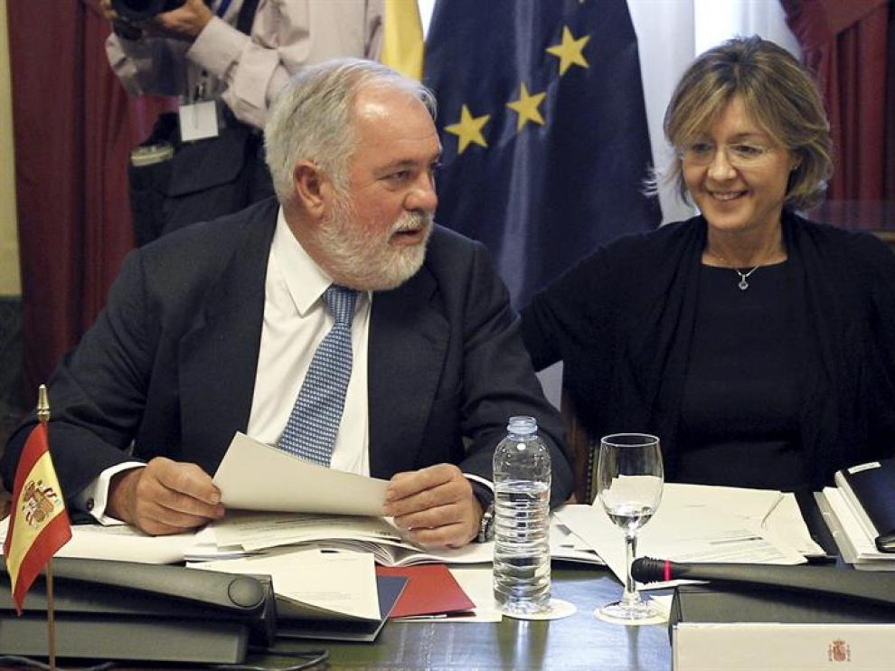 Miguel Arias Cañetejunto a su sutituta Isabel García Tejerina