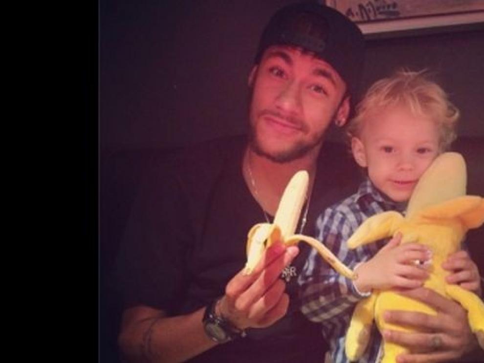 Neymar se fotografió con su hijo con un plátano en las manos