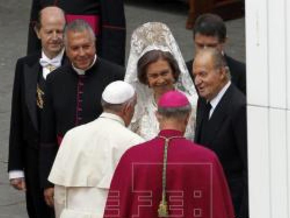 Los reyes saludan al Papa Francisco