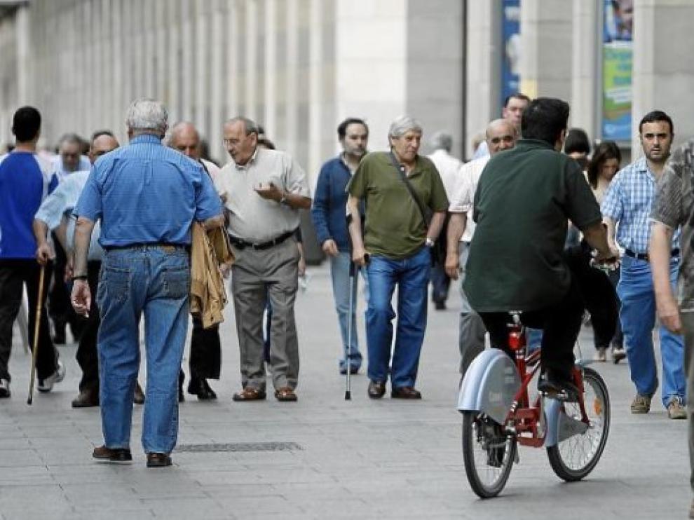 Un ciclista circula por la acera en Zaragoza