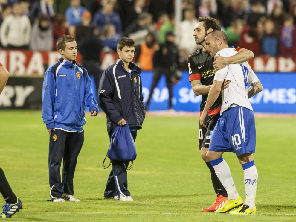 Juanfran consuela a Apoño, tras el descenso del Real Zaragoza