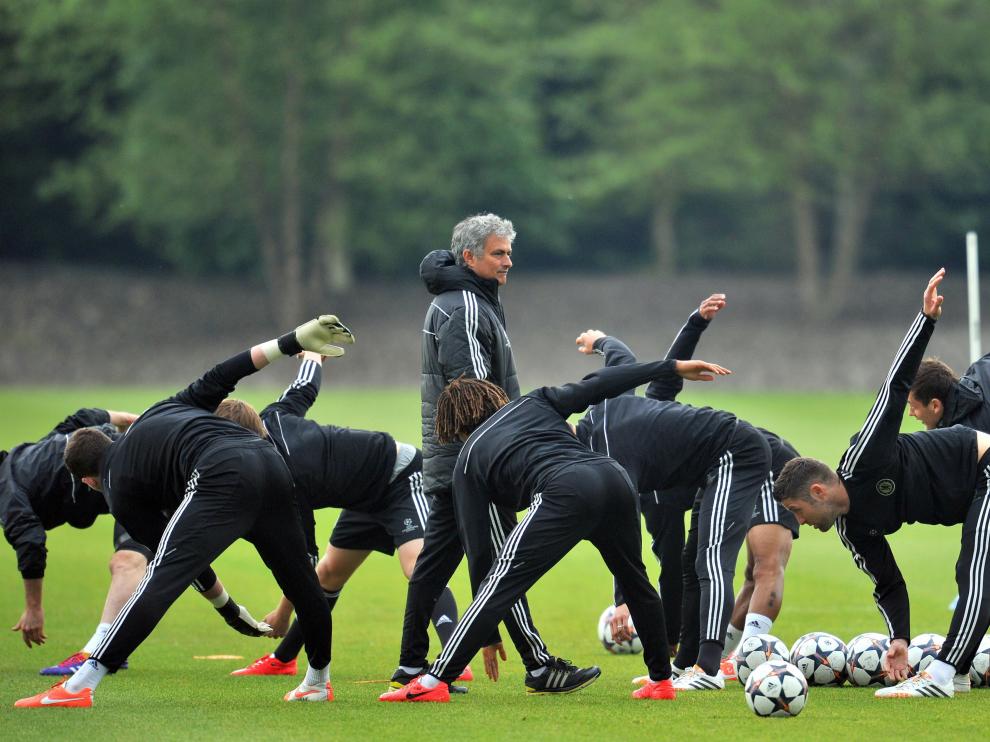 Mourinho observa el entrenamiento del Chelsea