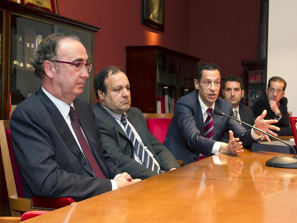 Juanjo García, representante de las empresas, con algunos afectados y sus abogados
