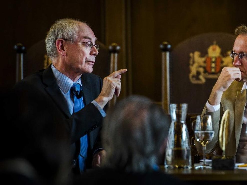 El escritor belga David van Reybrouck (d) conversa con el presidente del Consejo Europeo, Herman van Rompuy