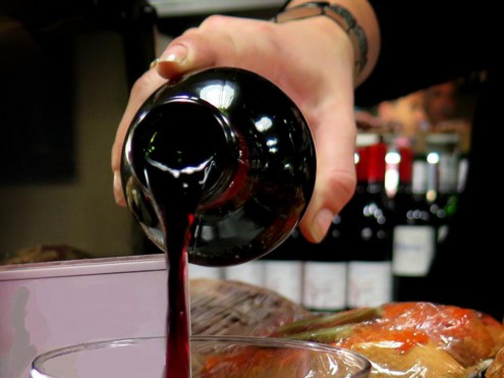 Un camarero sirviendo vino en un bar