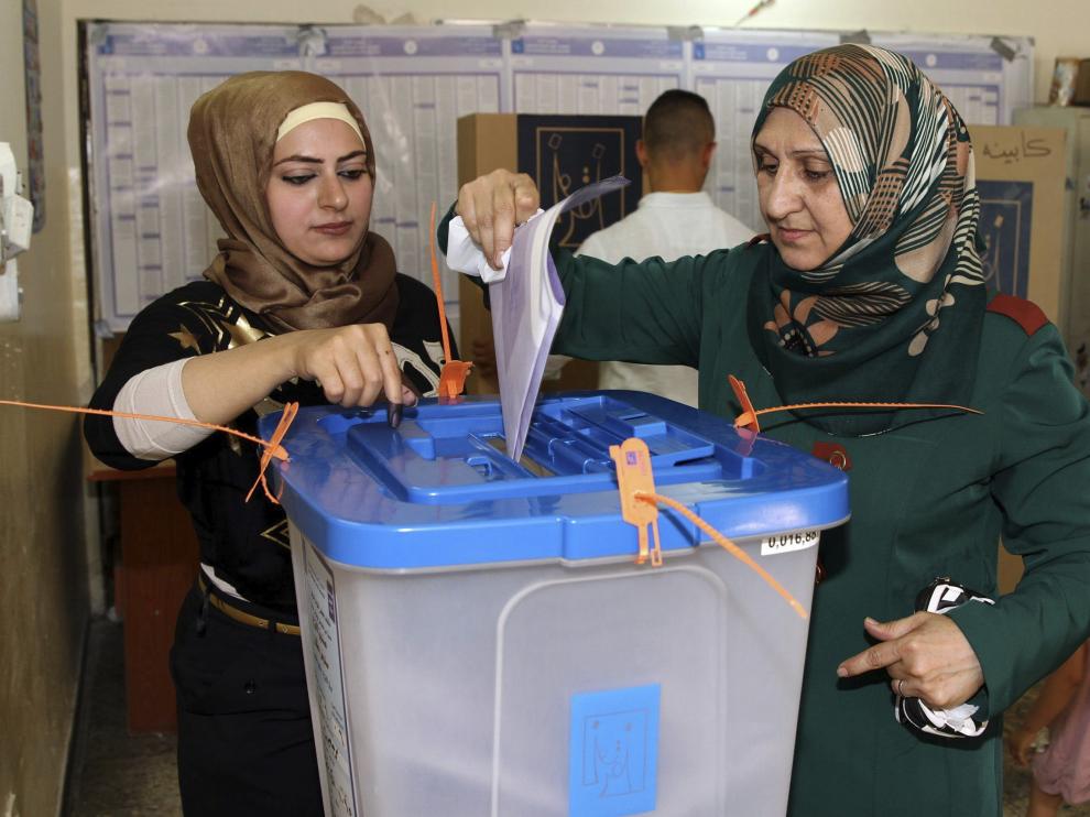 Una mujer vota en un colegio electoral de Bagdad