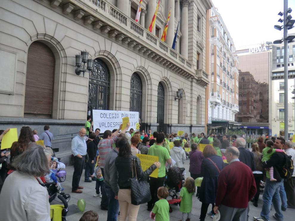 Los vecinos proponen la matrícula virtual para solucionar el problema de las plazas
