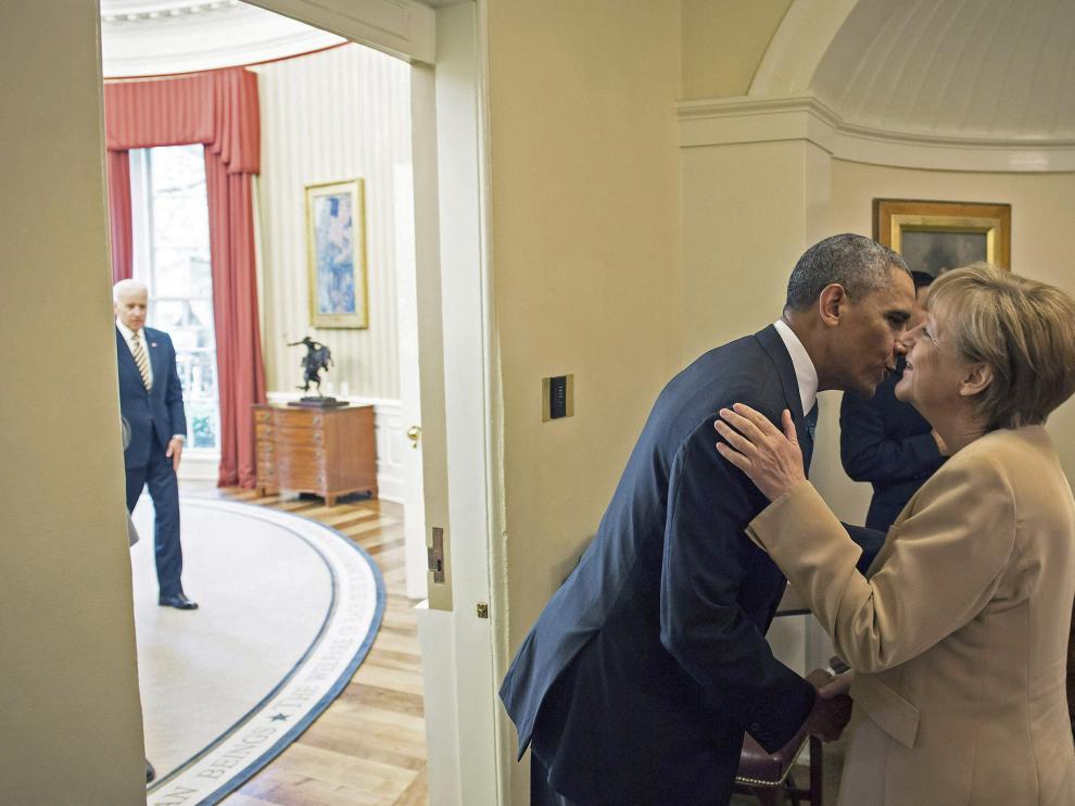 Saludo de Obama y Merkel, foto de archivo