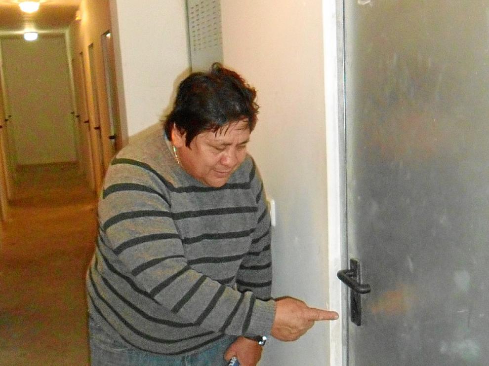 José Orozco, uno de los afectados, muestra la cerradura forzada.