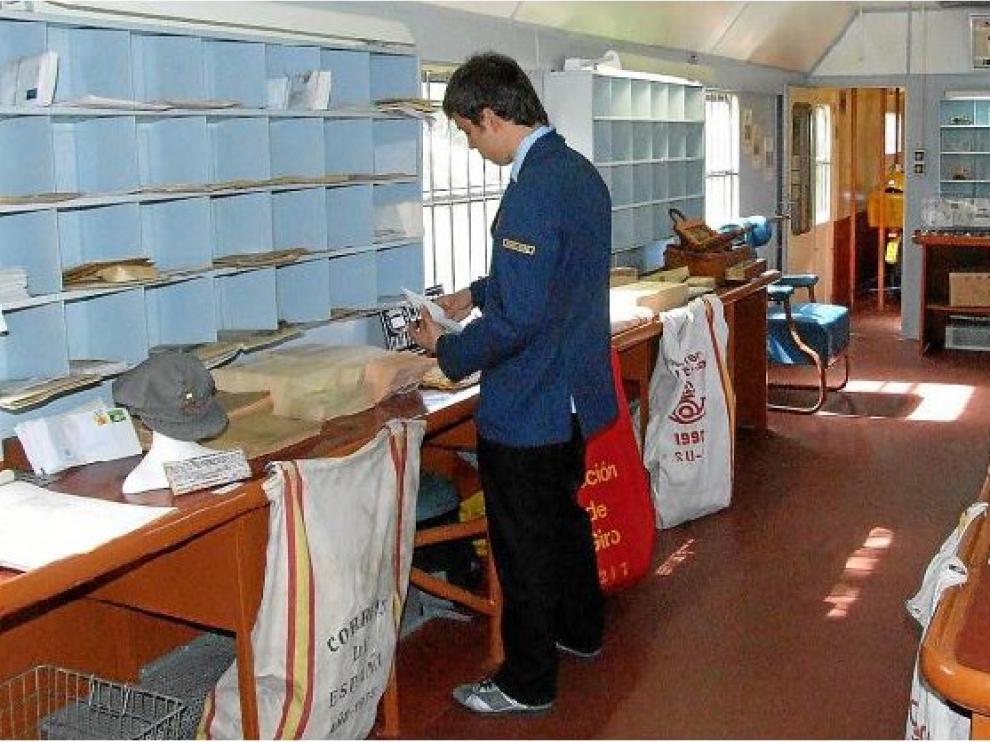 Uno de los vagones de época del 'tren azul'. Se corresponde con el coche de paquetería y cartas.